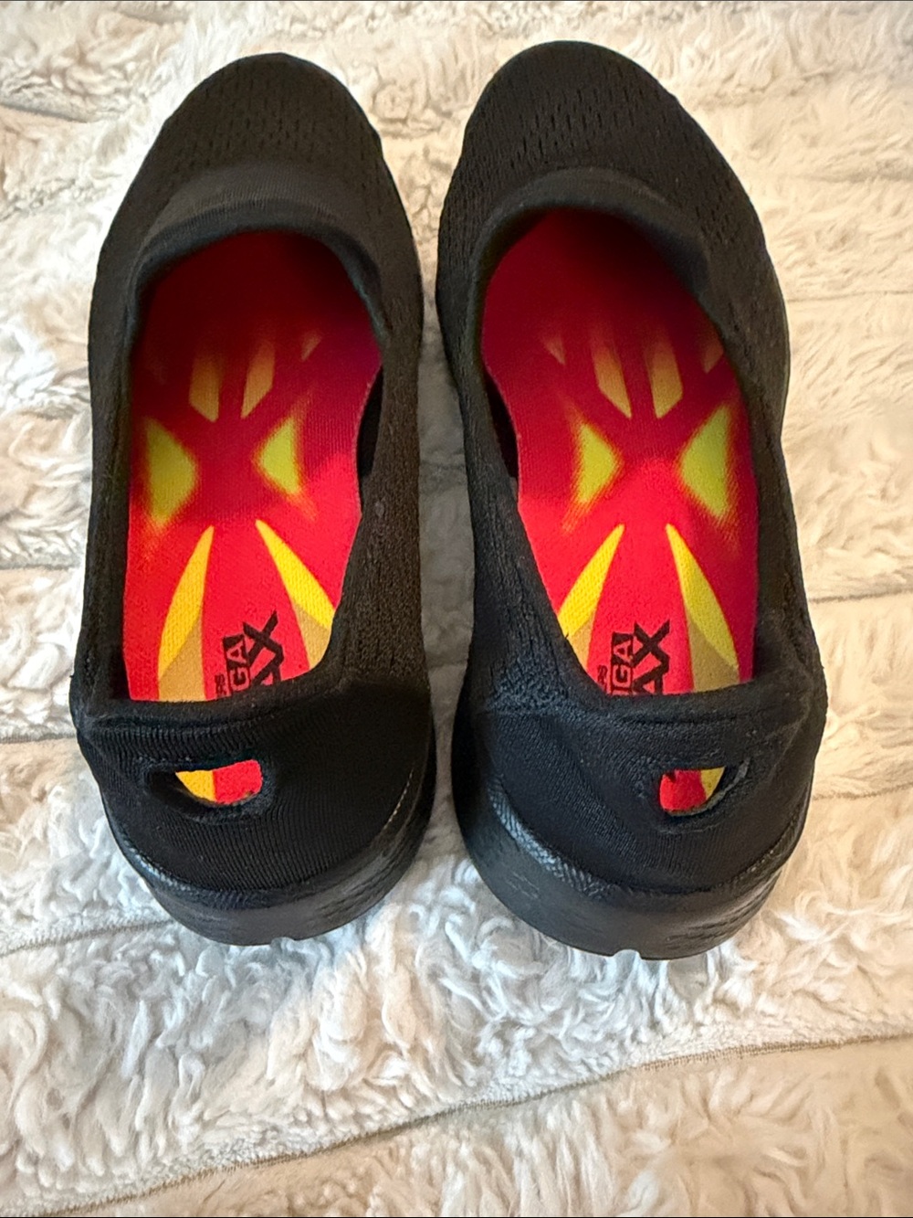 Skechers GOGA MAX Black Slip-On women’s Sneakers with Bright Insole size 7 - Picture 3 of 6